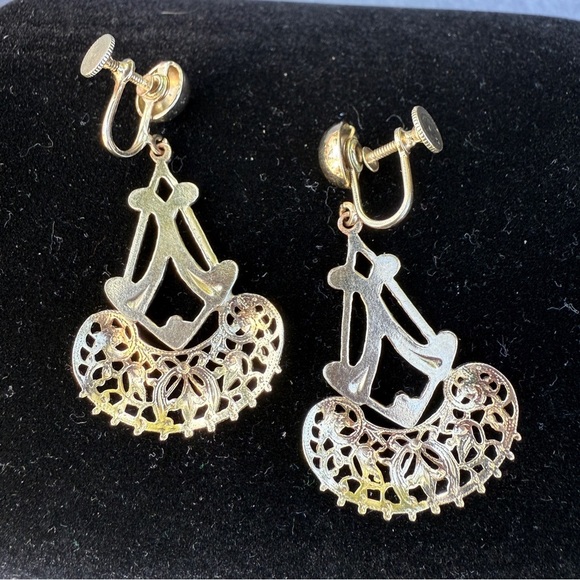 Art Deco Goldtone Filigree Dangle Screwback Earrings - Picture 5 of 7